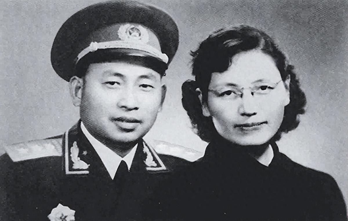 1944年延安，一个打了半辈子仗的将军，平型关的英雄，第一次紧张了。他要去见女友