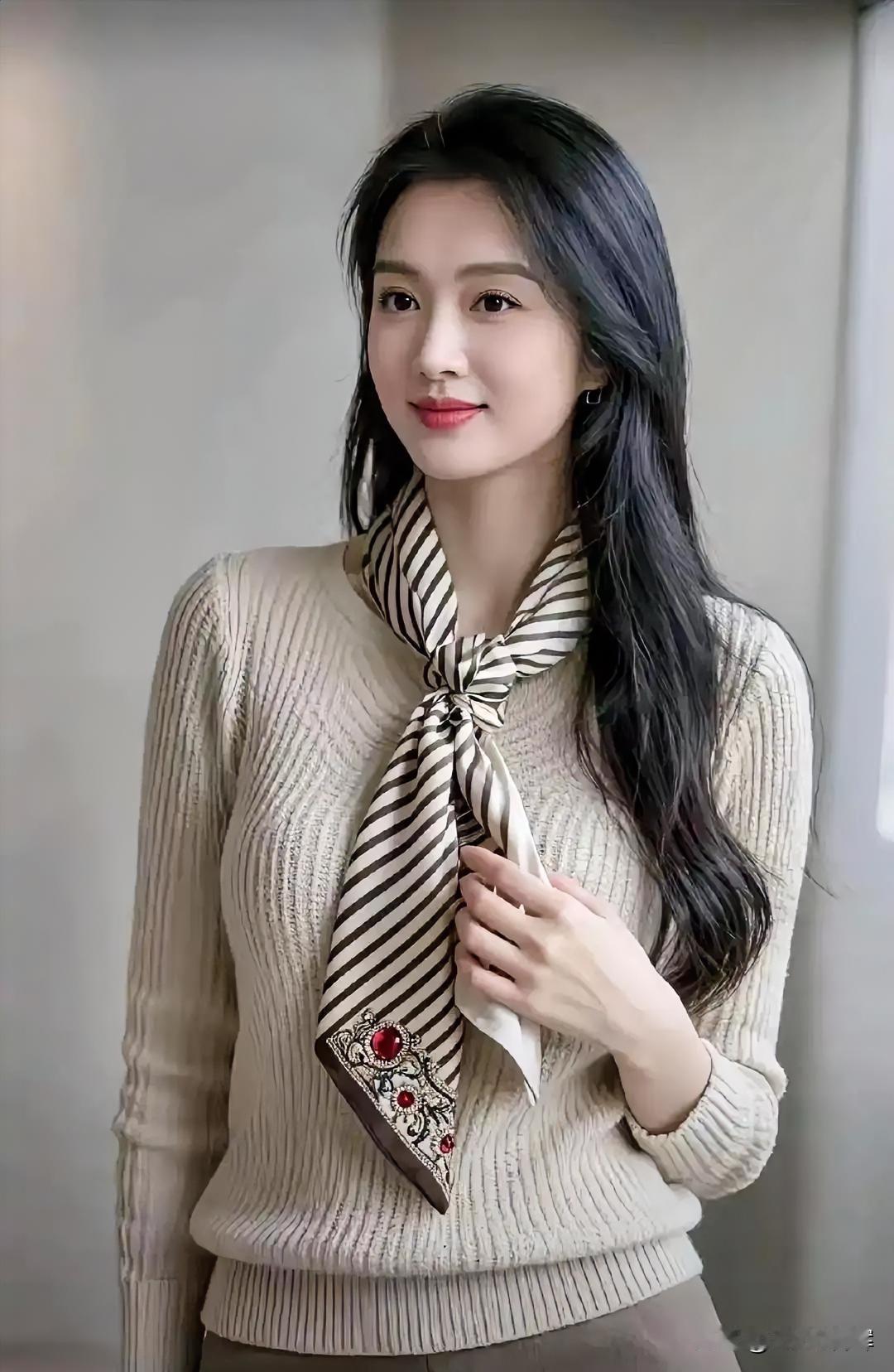 米色暖，条纹雅，笑温柔，显知性。