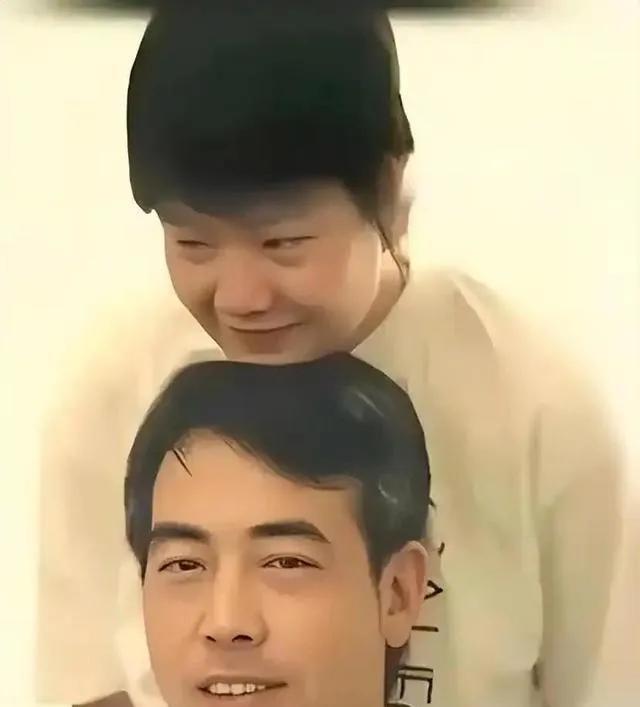 1989年，洪晃下巴搁陈凯歌头上的照片，那时候陈凯歌凭借《黄土地》刚刚闯出点名气