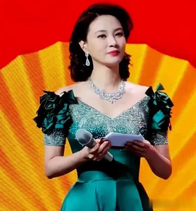 她才是央视“最美女主持人”，穿孔雀裙身材高挑气质卓越，40多岁还未婚太可惜。她