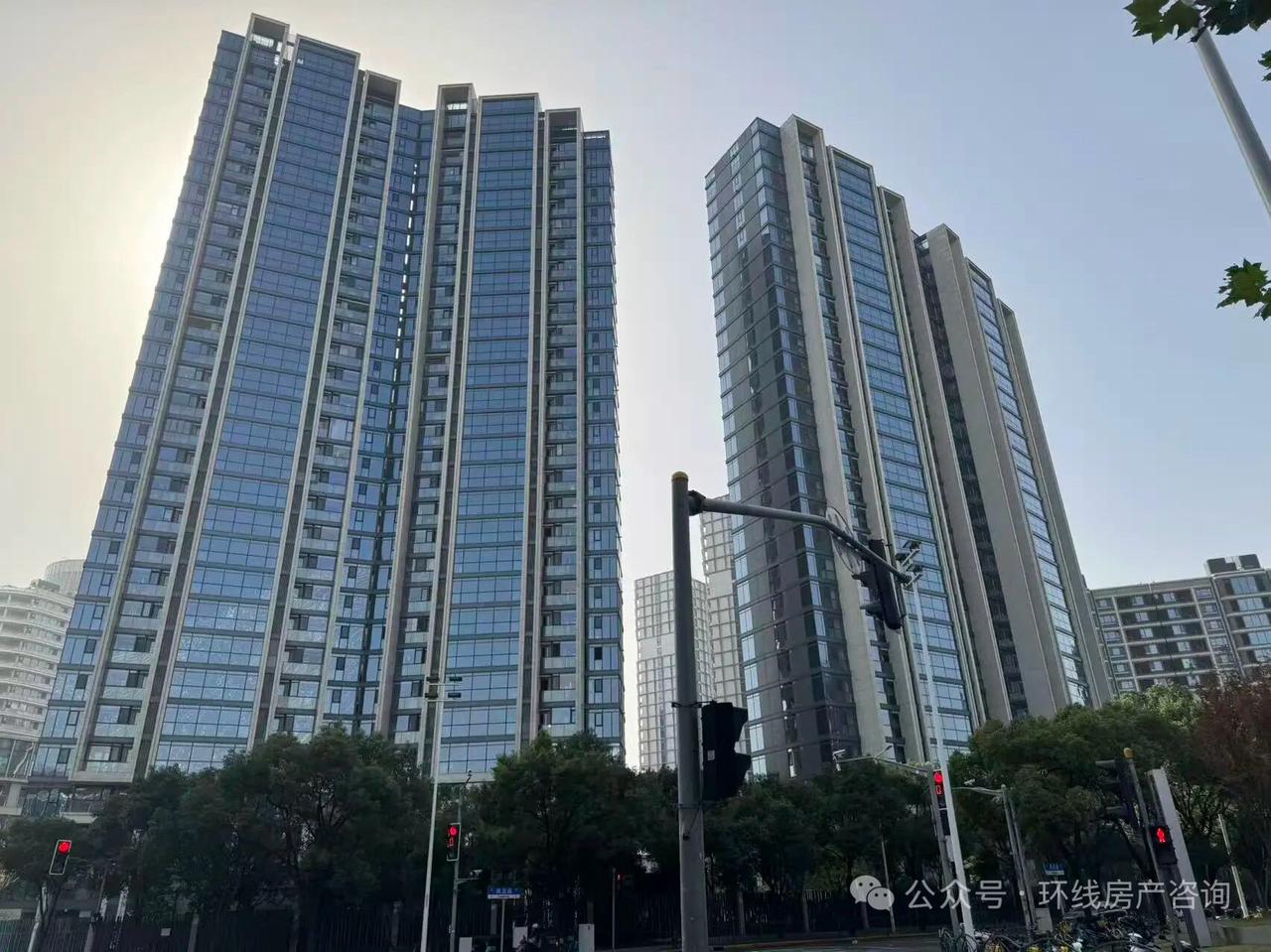 386万蒸发！上海“伪豪宅”腰斩背后：中产断供，富豪逃离，接盘侠在哭陆家嘴旁