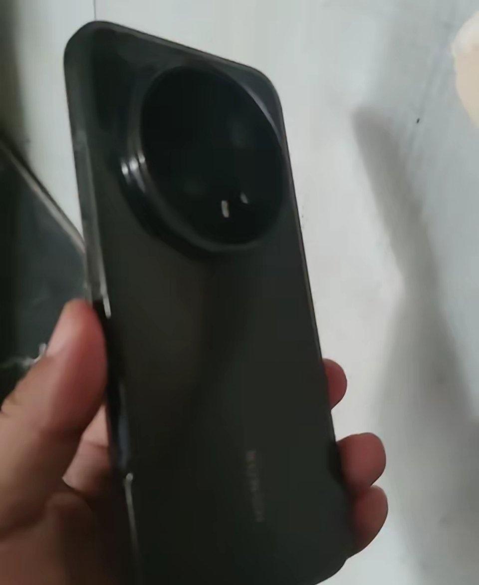 单位今年换警务通手机的时候，主要有两款手机选择。一款是华为Mate70Pro