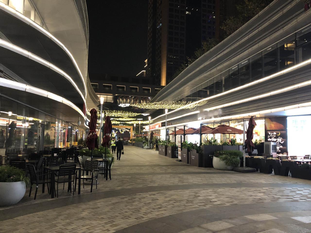 静安汉中路区域嘉里集团开发的企业公馆，项目倒也是漂亮干净。然而几乎周五晚上几乎所