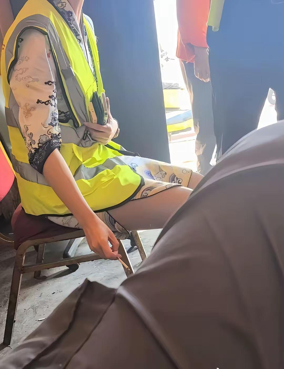 姐妹们你们能接受空姐抽烟吗