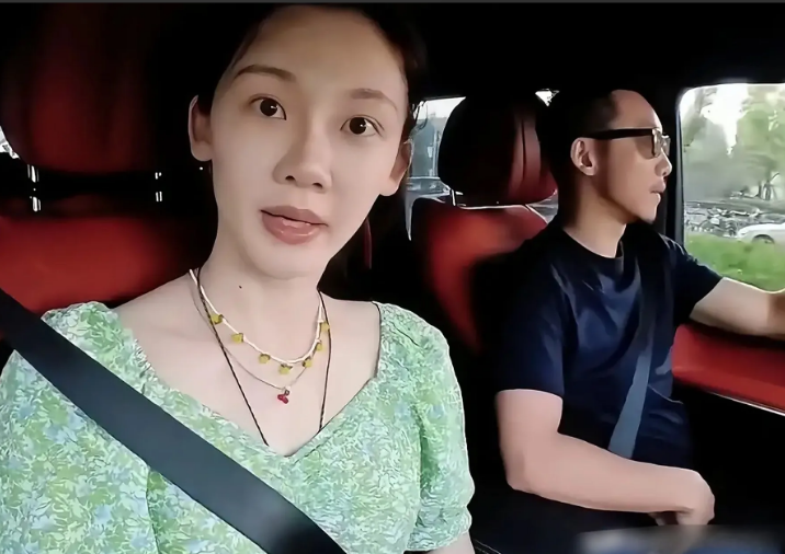 看郑恺那脸快绷不住的表情苗苗咋还跟没事人似的一脸懵啊！郑恺明着说“连家里的狗