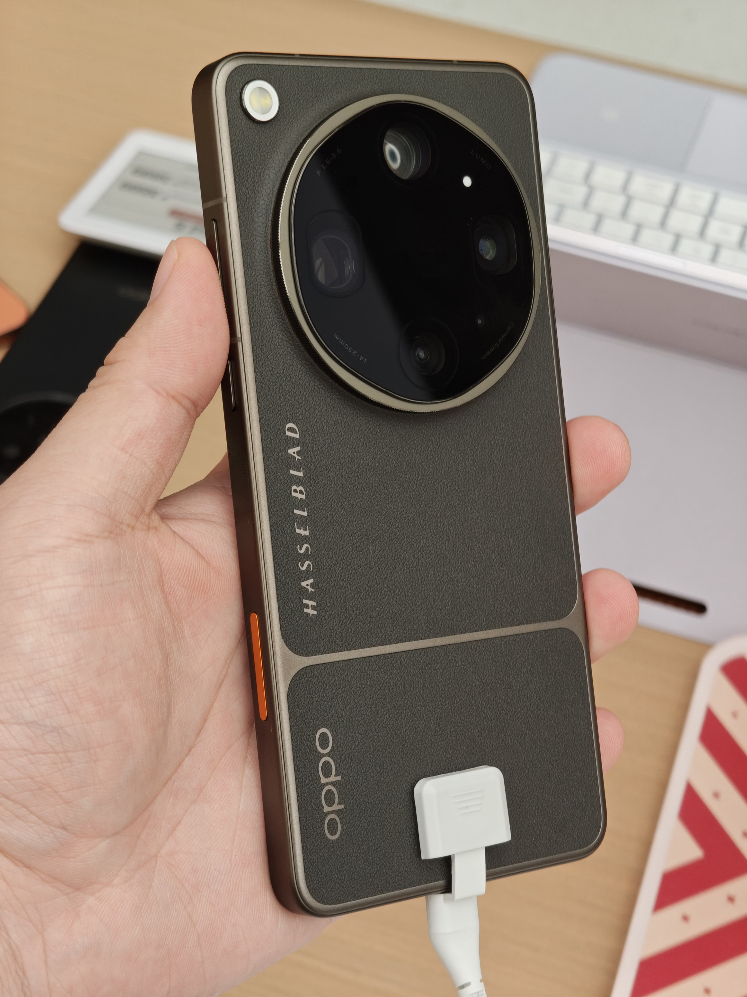 来体验店盘一下OPPOFindX9Ultra。这个拼色设计其实还可以，不