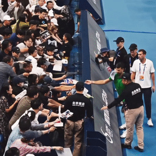 毫无秩序可言——中网现场的球迷们两次签名会直接把德约科维奇给搞破防了，愤然离场！