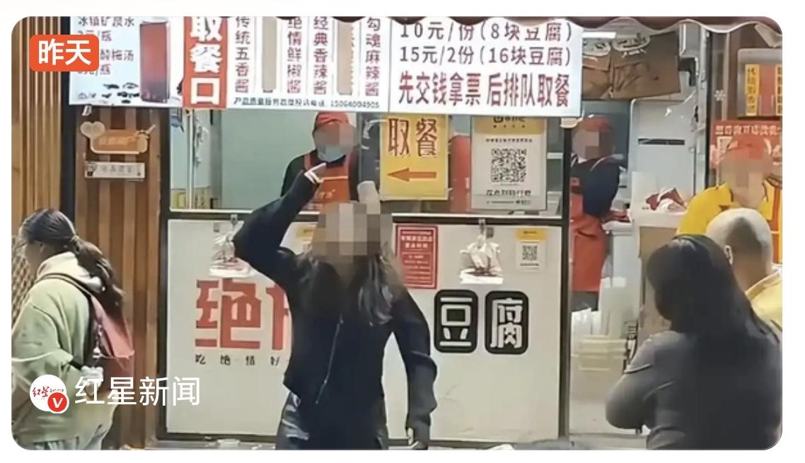 大结局！济南绝情臭豆腐道歉赔偿，女儿举动太圈粉正月初五，女儿想陪打工父亲吃