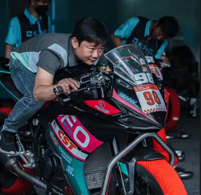 荣耀的高管去参观张雪机车，直言张雪就是年轻版的李书福，这评价含金量太高了吧！想想