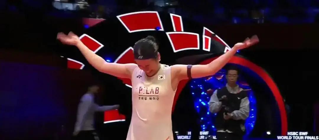 她拖着抽筋的右腿，在决胜局连拿8分。这不是电影，是安洗莹刚在印尼公开赛卫冕