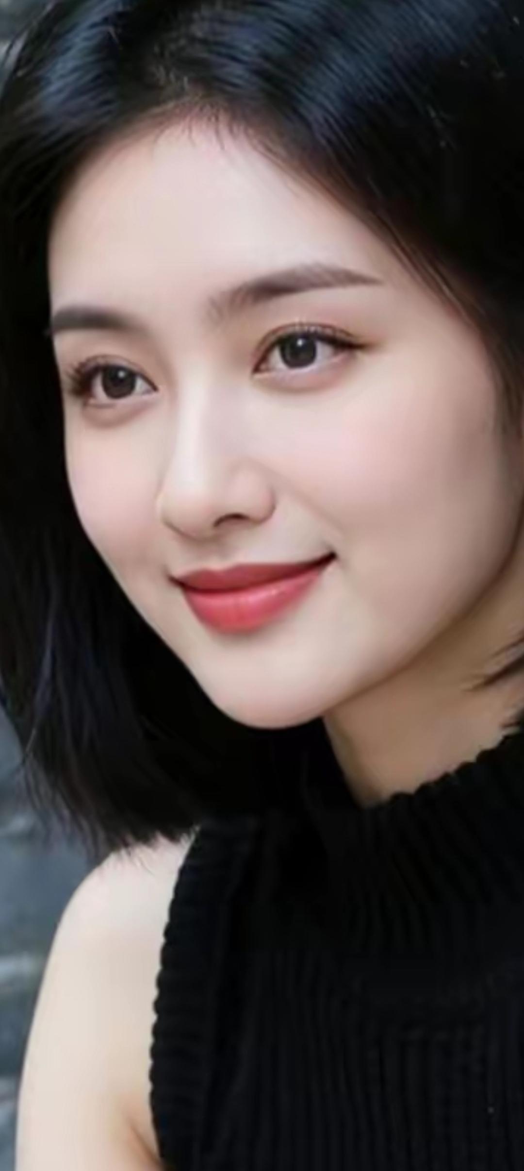 温柔甜美的微笑，黑色毛衣的优雅魅力。