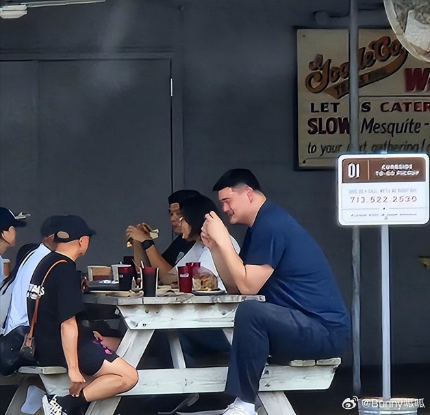 一家人在熟悉的烤肉店与老友重逢。女儿1米9的身高成了焦点。镜头前松弛的姚明，