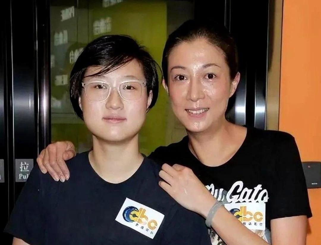 吴卓林说这辈子最恨的人是妈吴绮莉，可恨也没用，日子还得自己过。她不爱跟人说话，