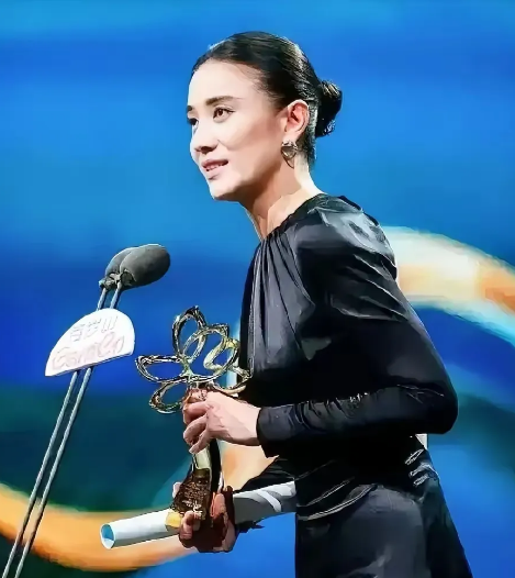 “我们选择站在这里不是因为我们年轻漂亮，不是因为我们把事业家庭平衡得很好，不是因