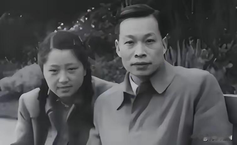 1932年，钱三强以全系第二名考入清华，抬头一看第一名居然是个女的，心里有些不