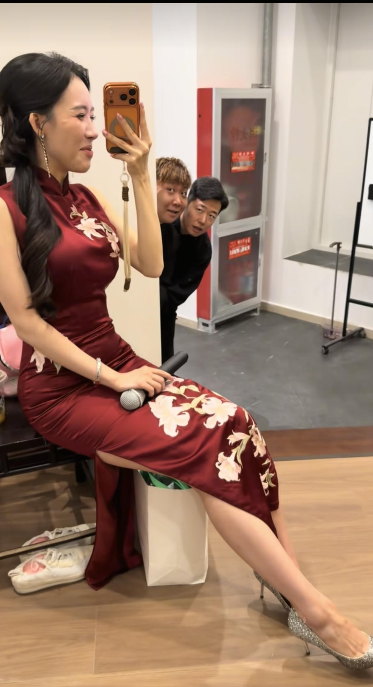 你俩是不是没看过美女？哈喇子都要流出来了！至于的吗？几乎天天见面，还偷瞄！