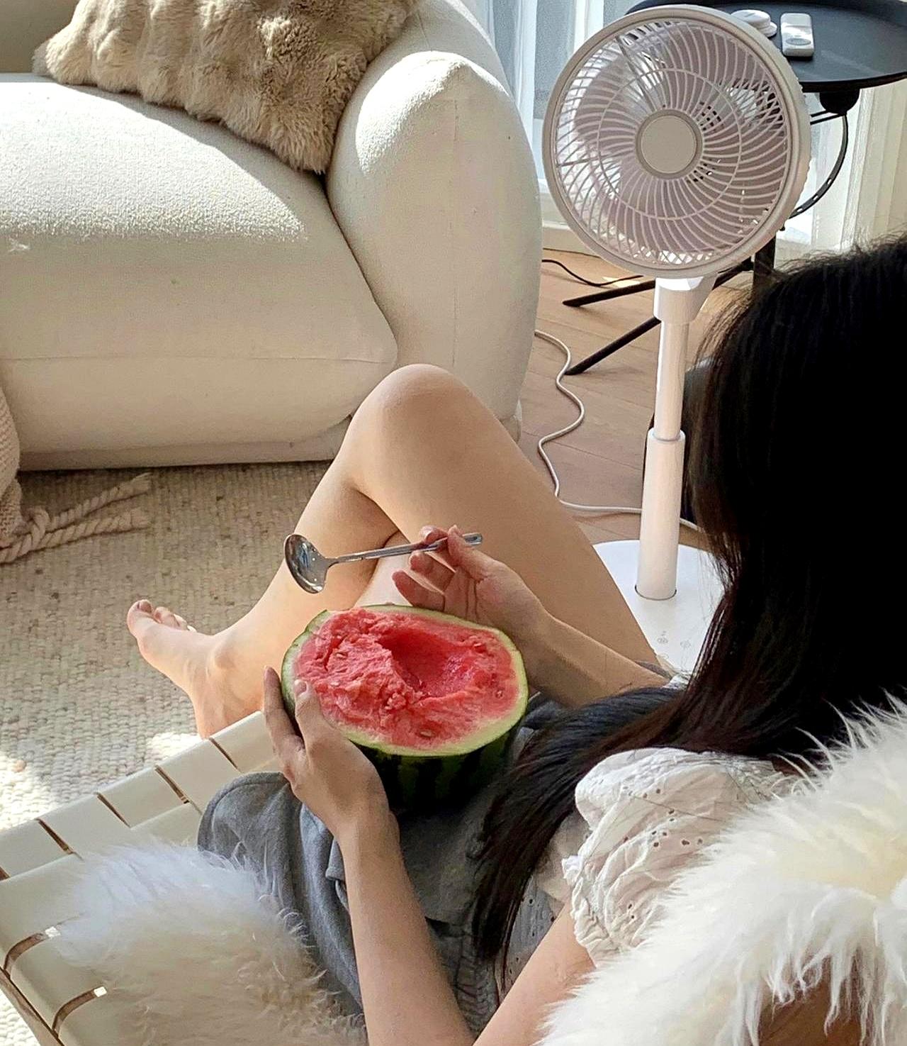 外面快40度的高温，女婿光着膀子拖地擦得汗流浃背，亲闺女却裹着空调被在床上刷短视