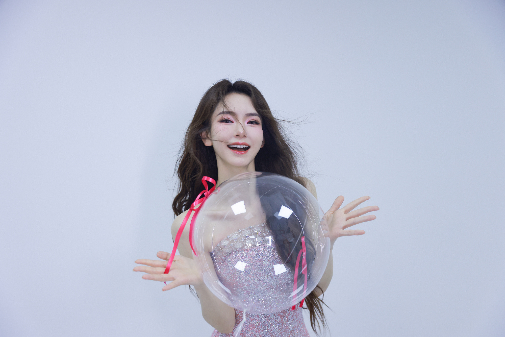 戚薇生日写真：秋日精致烂漫的花美人。戚薇