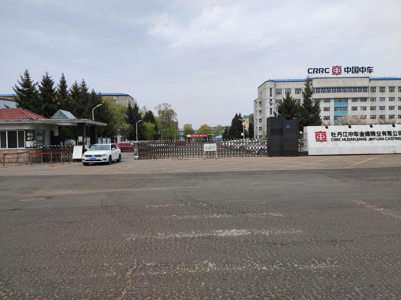   1945年，中苏联军在牡丹江一带围歼日本侵略者，战斗异常激烈。负隅顽抗的