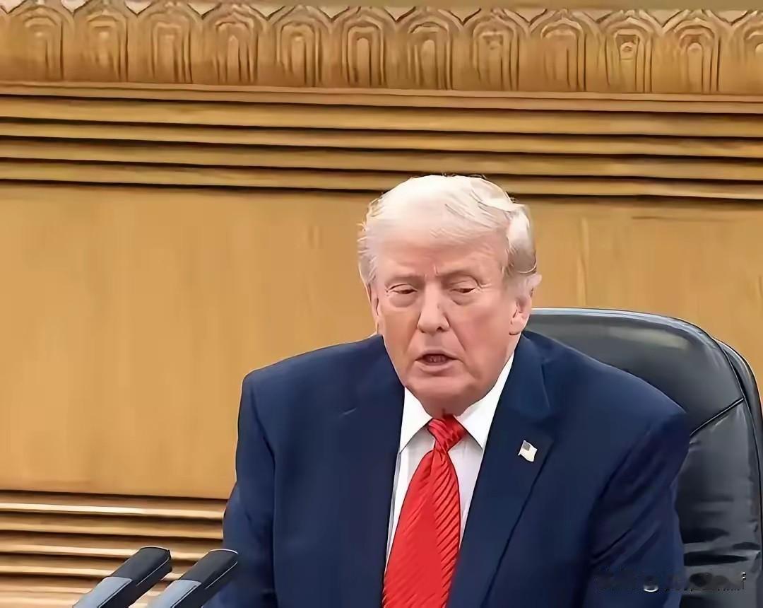 笑不活了！懂王回国后闷闷不乐，原因太逗了懂王回到美国，全程蔫蔫不开心。万斯：