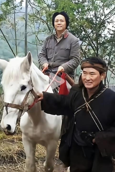 大衣哥成“赤卫队”员了，像不像当年赣南的老表