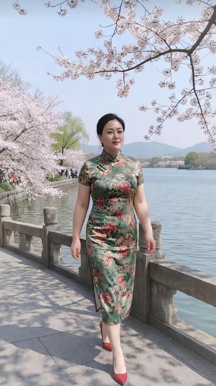 水仙子·湖畔旗袍春水漫青石岸旁，樱花轻颤弄晴光。绿袍繁花裹温婉，风皱湖波