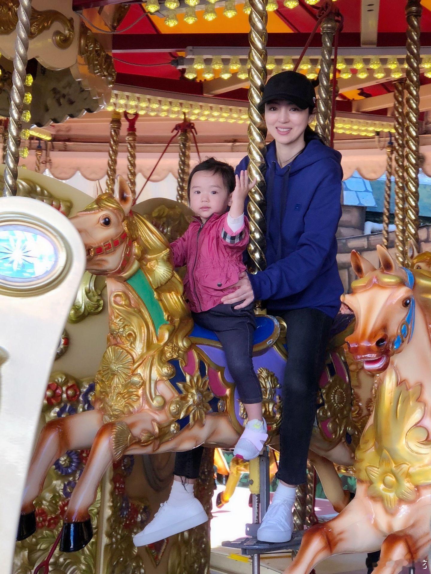 #董璇#好多没见过的图[抱抱]璇姐把酒窝养得很好！​