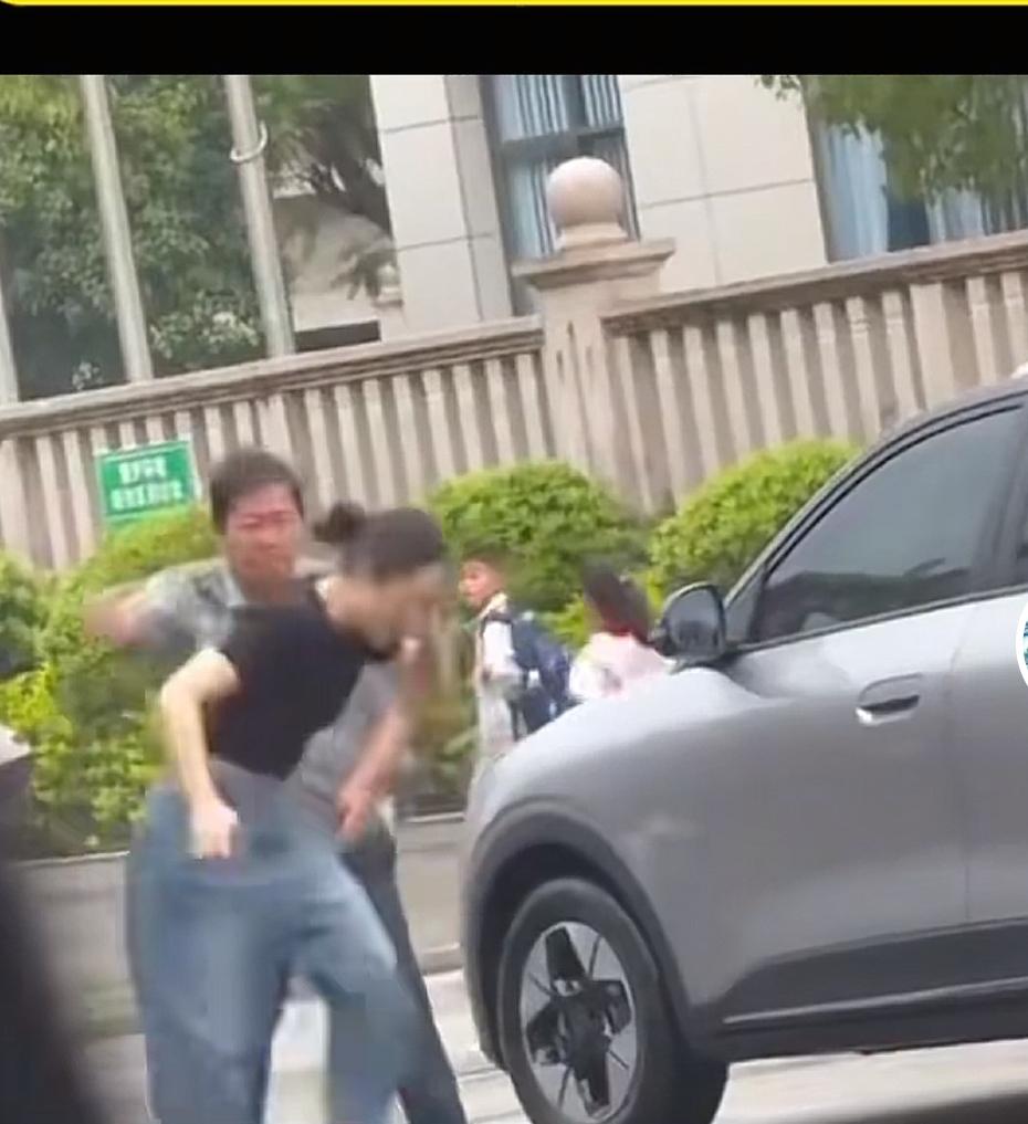 其实保安掌括女司机，我力挺女司机。女司机虽然违规停车有错，但是保安强行关车门，夹