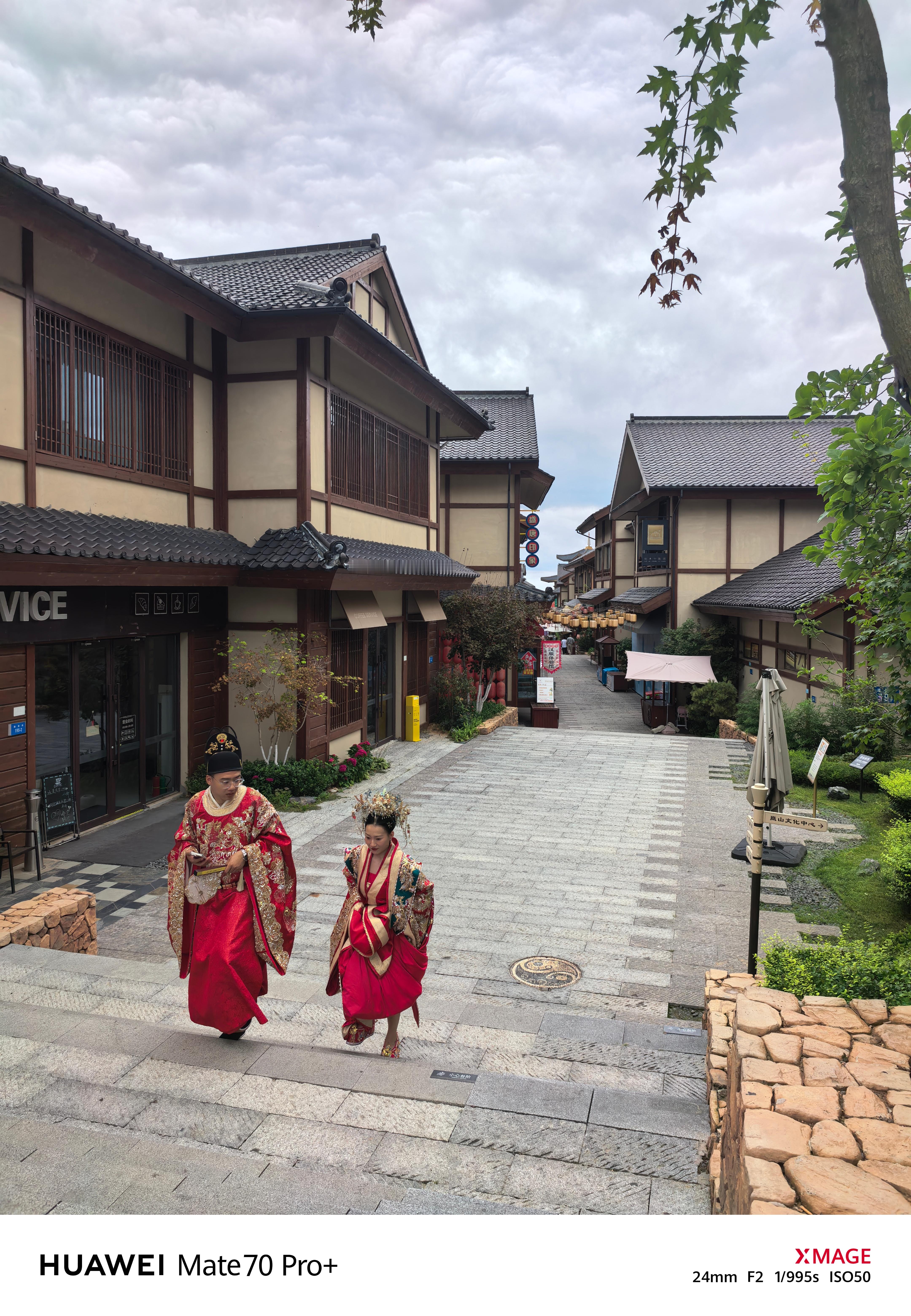 快开学了，带孩子出来住一宿一千块钱找了个金石滩的民宿三张床，有温泉，有花园，能烧