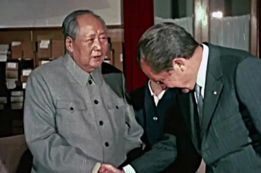 1972年会见尼克松时，毛主席把会见的地点安排在了自己简陋的卧室，尼克松不理解，