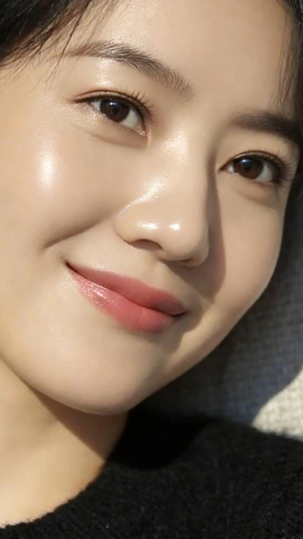 阳光下的微笑，温暖如春日暖阳。