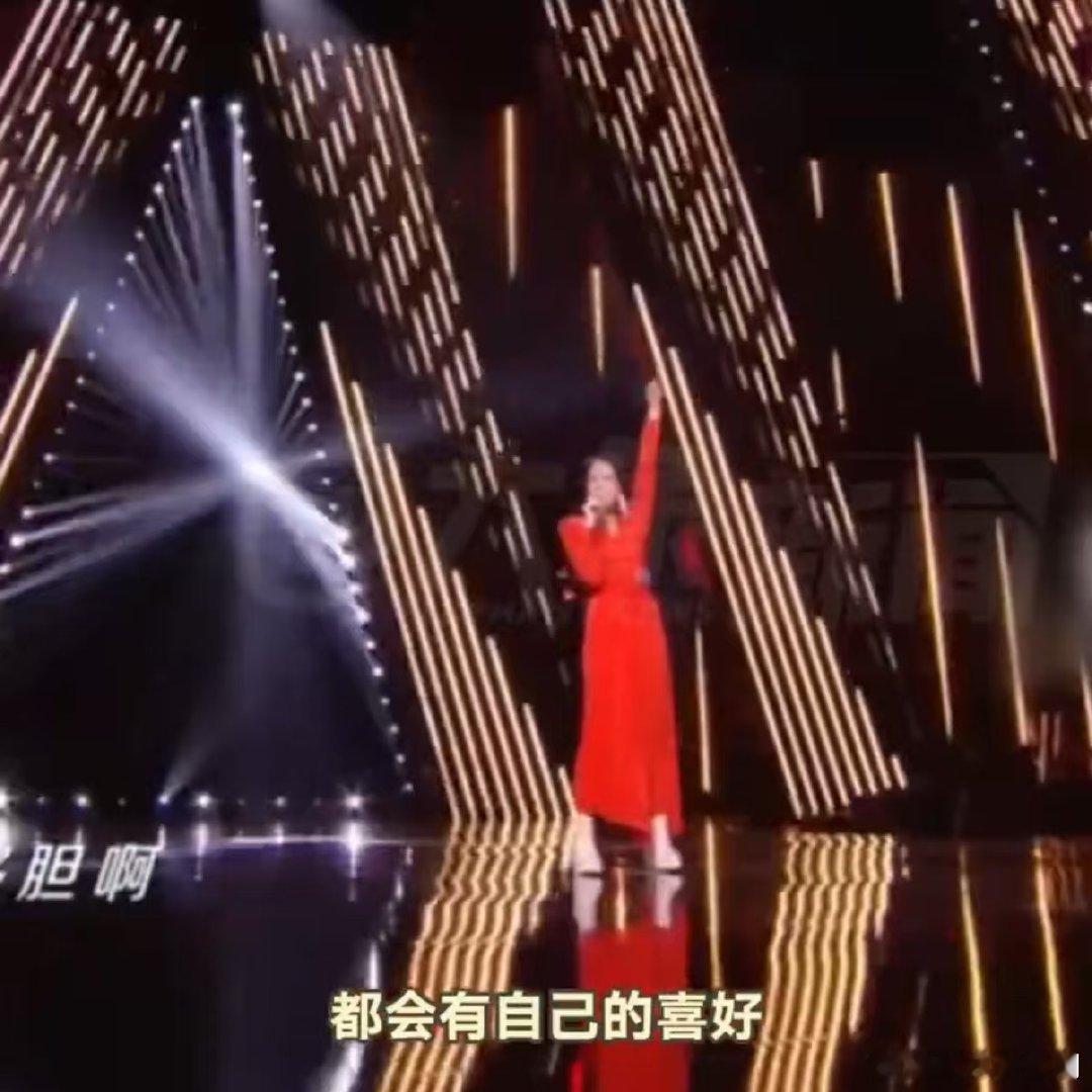 苗梦初回应尚雯婕华晨宇点评声鸣远扬理性又通透！苗梦初回应点评时坦言，每个人都