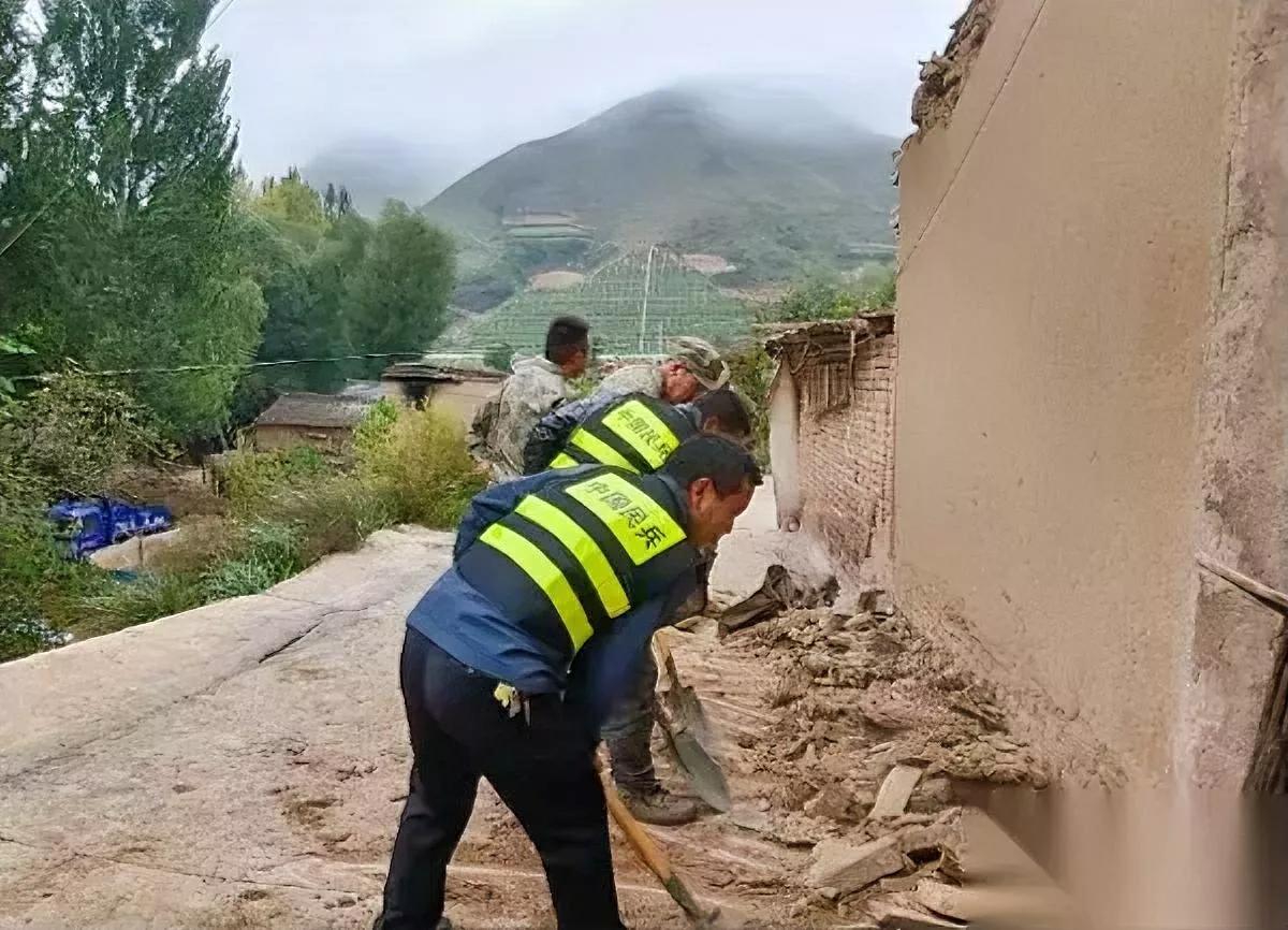 甘肃地震竟现奇葩操作！刷到一幕让人冒火——震后刷到女主播哭惨卖惨，浓妆精