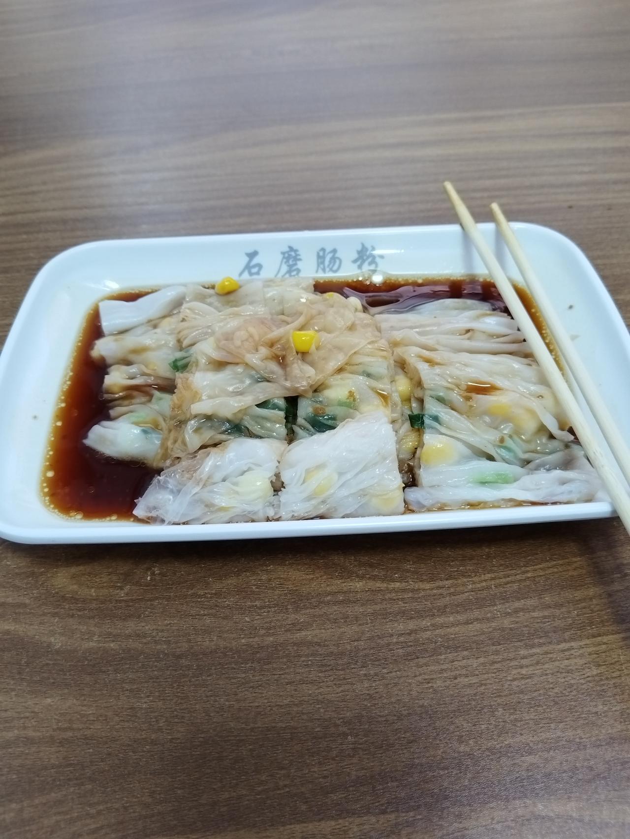 美食人人爱。早上去上班，见路边有肠粉店，有个瘦瘦的小伙子在做肠粉，烤箱一推一拉