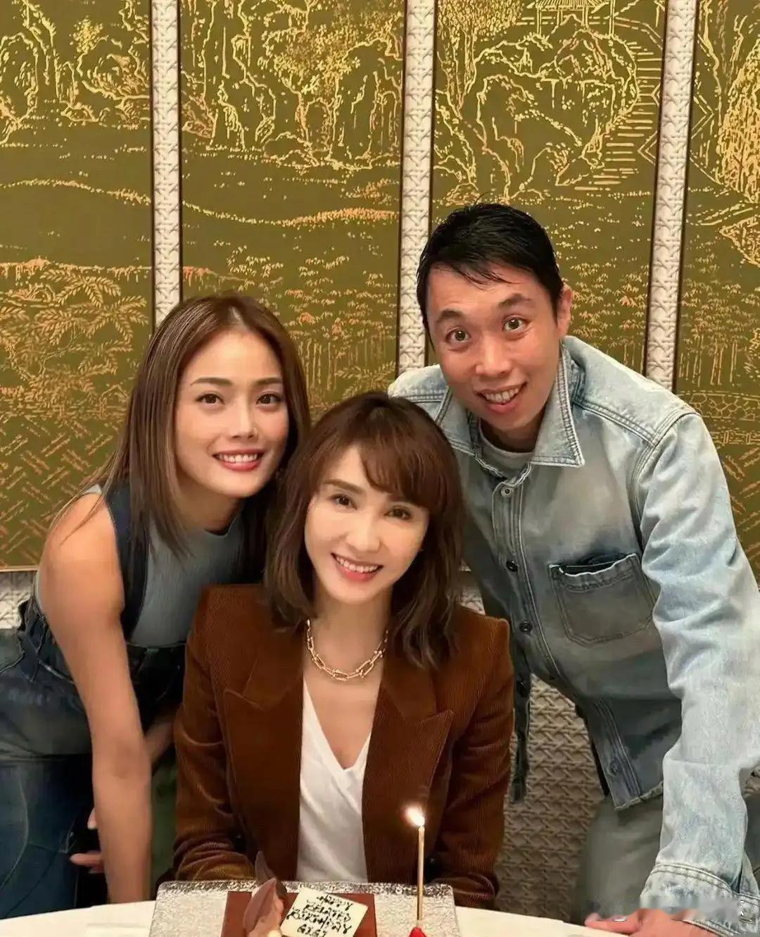 黎姿整了脸，跟容祖儿合照没人家自然