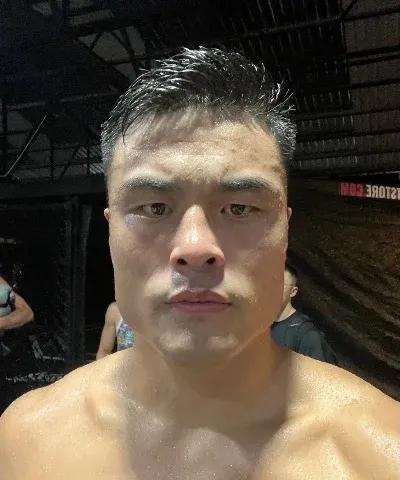 站立为王！还是张名扬比赛好看！奇马耶夫打的让人昏昏欲睡，张名扬则是拳拳到肉，基本