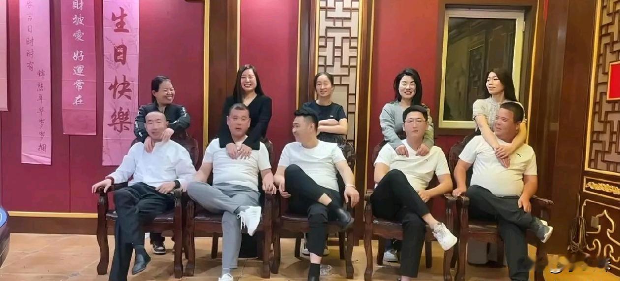 一眼望过去，觉得谁在外面有人