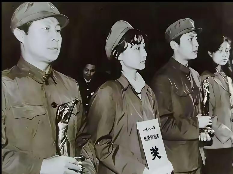 罕见珍贵老照片曝光！王心刚、王晓棠、唐国强三位老牌艺术家同台领奖。他们塑造无数
