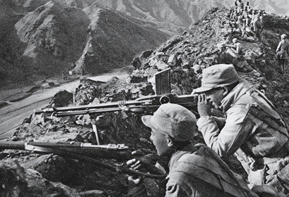 1942年2月，八路军129师386旅的一名炊事员在山西盂县西峪村以南小河打水的