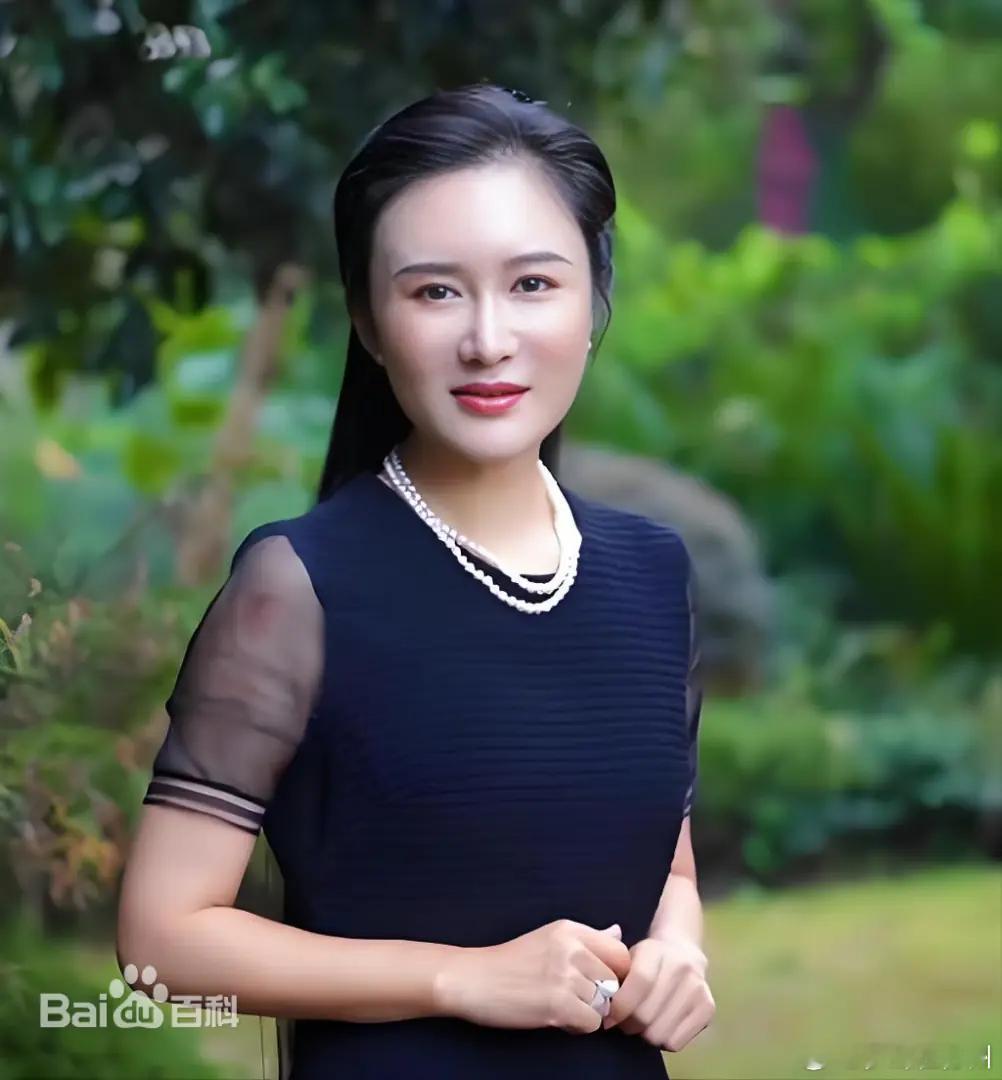 #张纪中妻子备孕5胎#张纪中喜欢的女人，一直没变过——都是强的、有能力的、能带他上台阶的。第一任王玎