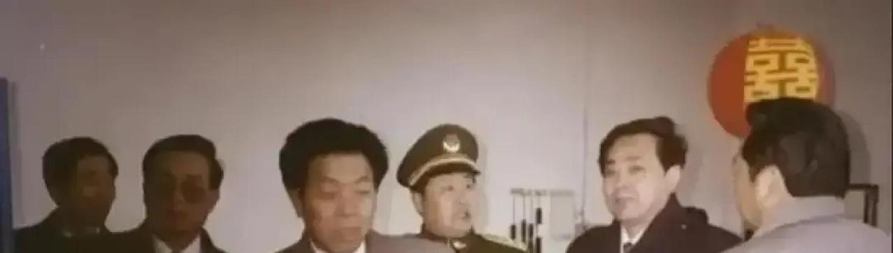 侯耀华在直播间“砸缸”时，忘了一个关键动作：掏出一张纸让他签字。你翻遍德云