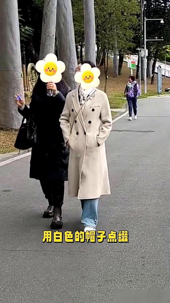 别让那条紧绷绷的黑裤子，把你价值不菲的大衣直接拽进“居委会”序列。这种“米色