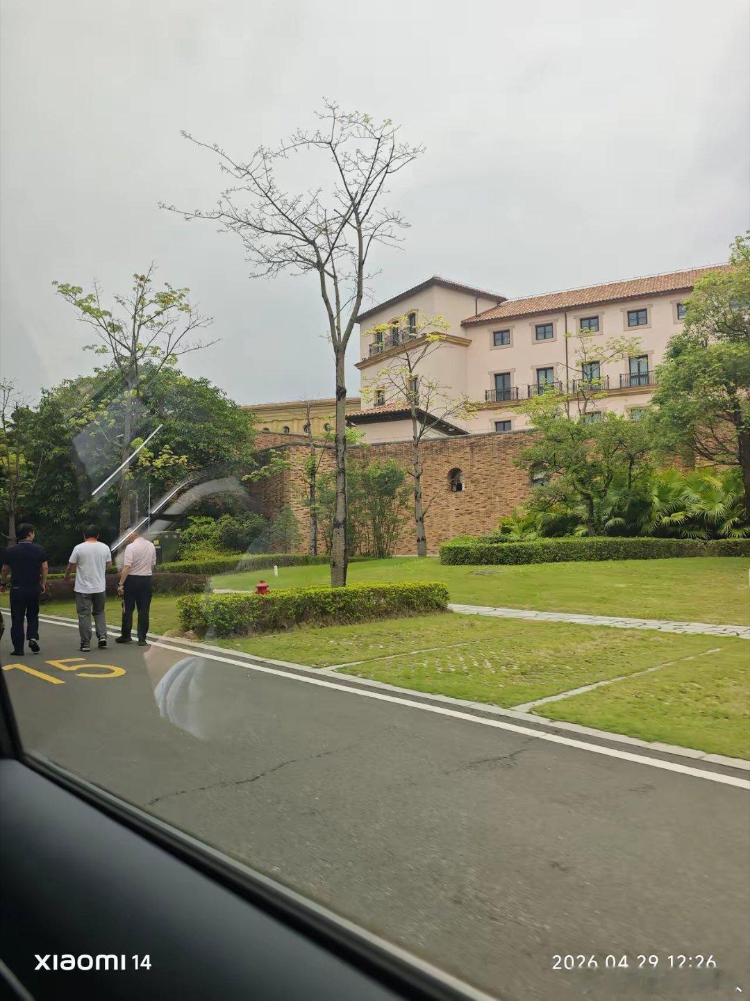 今天去华为公司出差，到了华为公司真的很惊讶，这里完全不像传统印象里的企业，反倒像