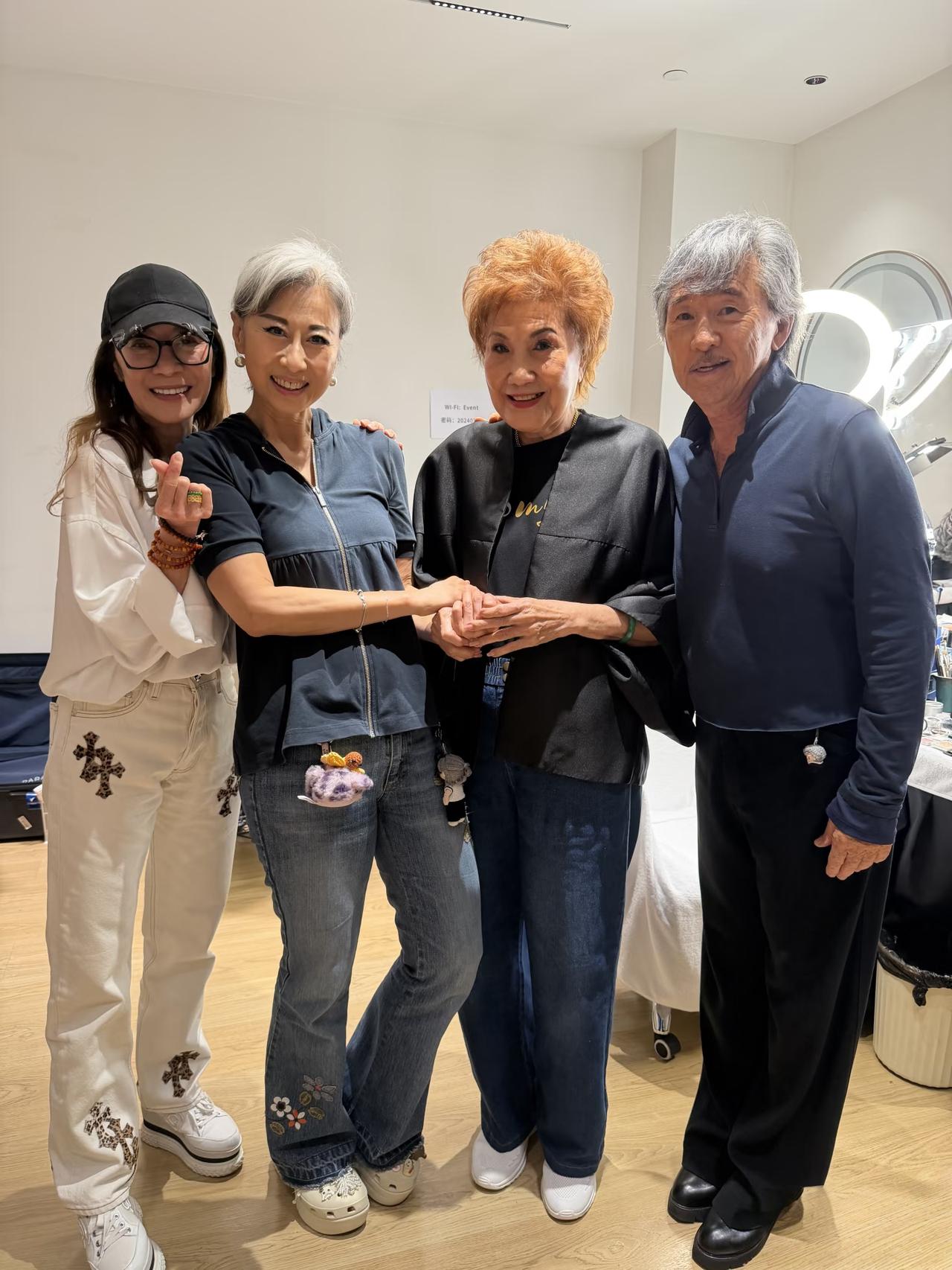 64岁杨紫琼和83岁妈妈谭慧珍现身上海，和好朋友林子祥叶蒨文夫妇见面聚会。他们年