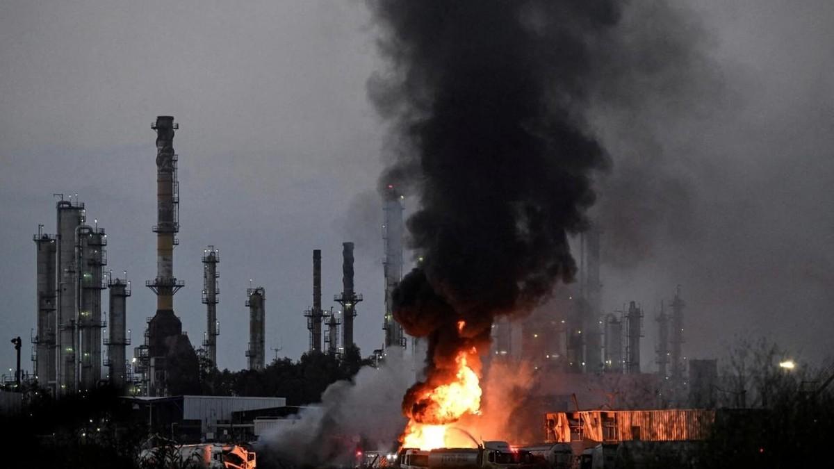 美：老弟，你跑那么快干嘛？中：跑啥？我这叫正常接人回家吃饭。美：少装蒜！我