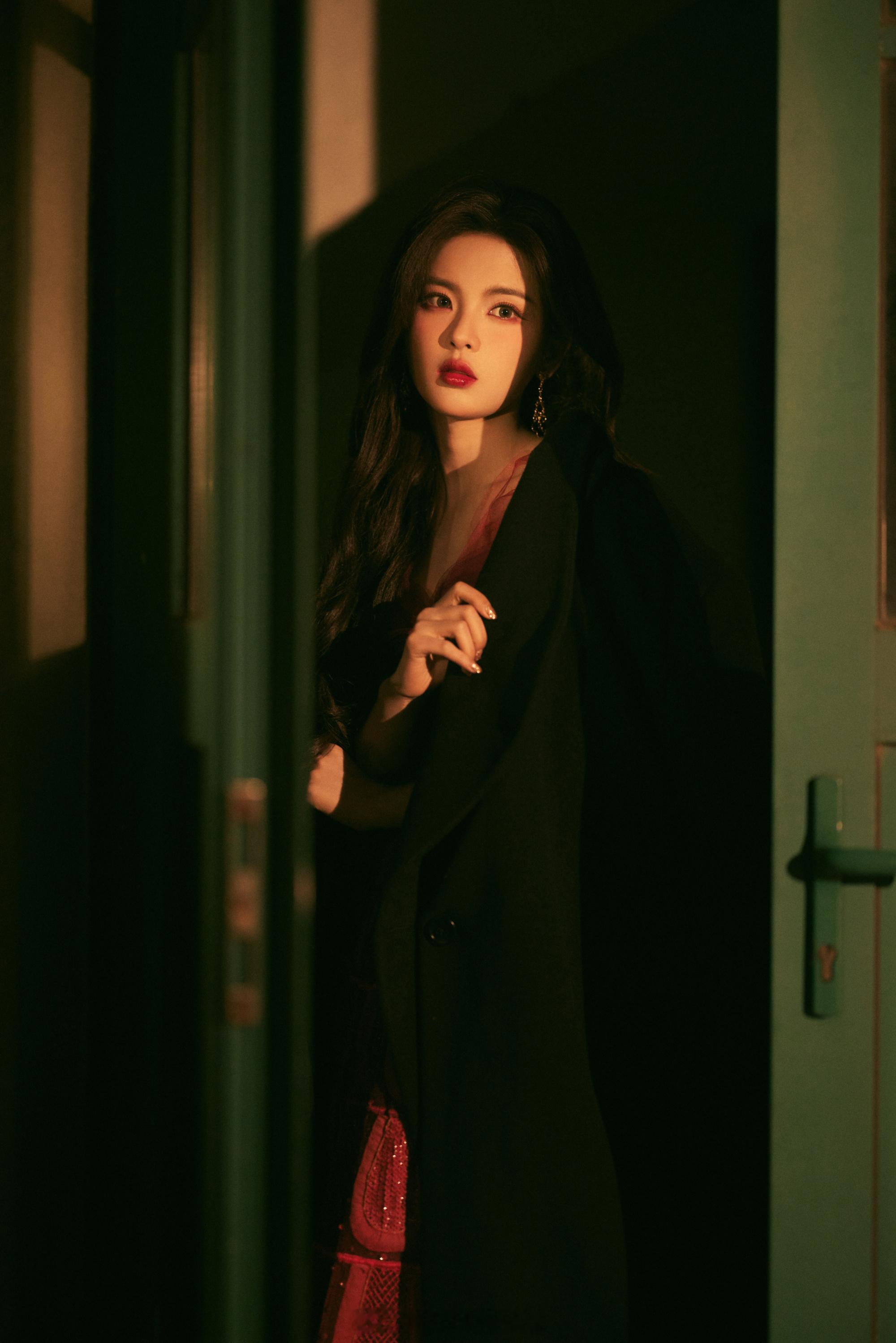 杨超越红裙鳞光耀目摇曳多姿