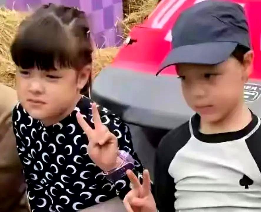 撒贝宁这手一挡，比任何官宣都圈粉！最近他又被路人拍到，一家四口在街头溜达。北