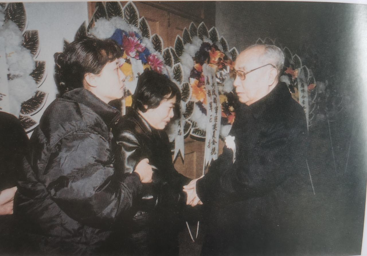 2003年，李九龙上将逝世，享年75岁。老首长杨白冰前来参加他的遗体告别仪式。李