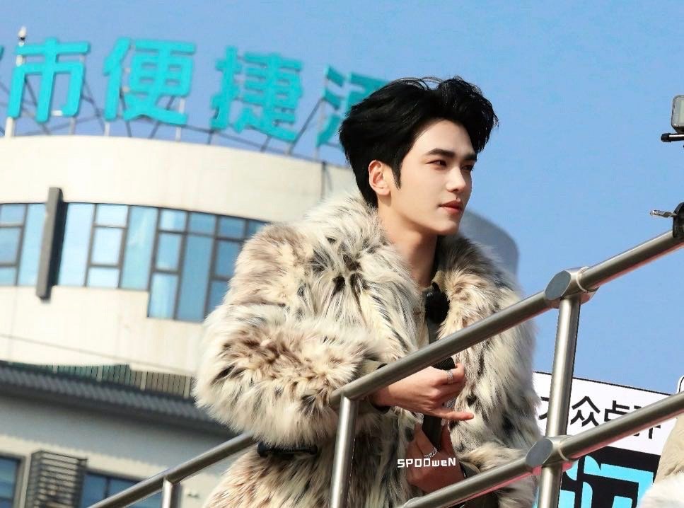 沈月邵子恒是外国人吗邵子恒：我只是长得比较深邃！宁静疑惑完沈月又问，连王鹤棣