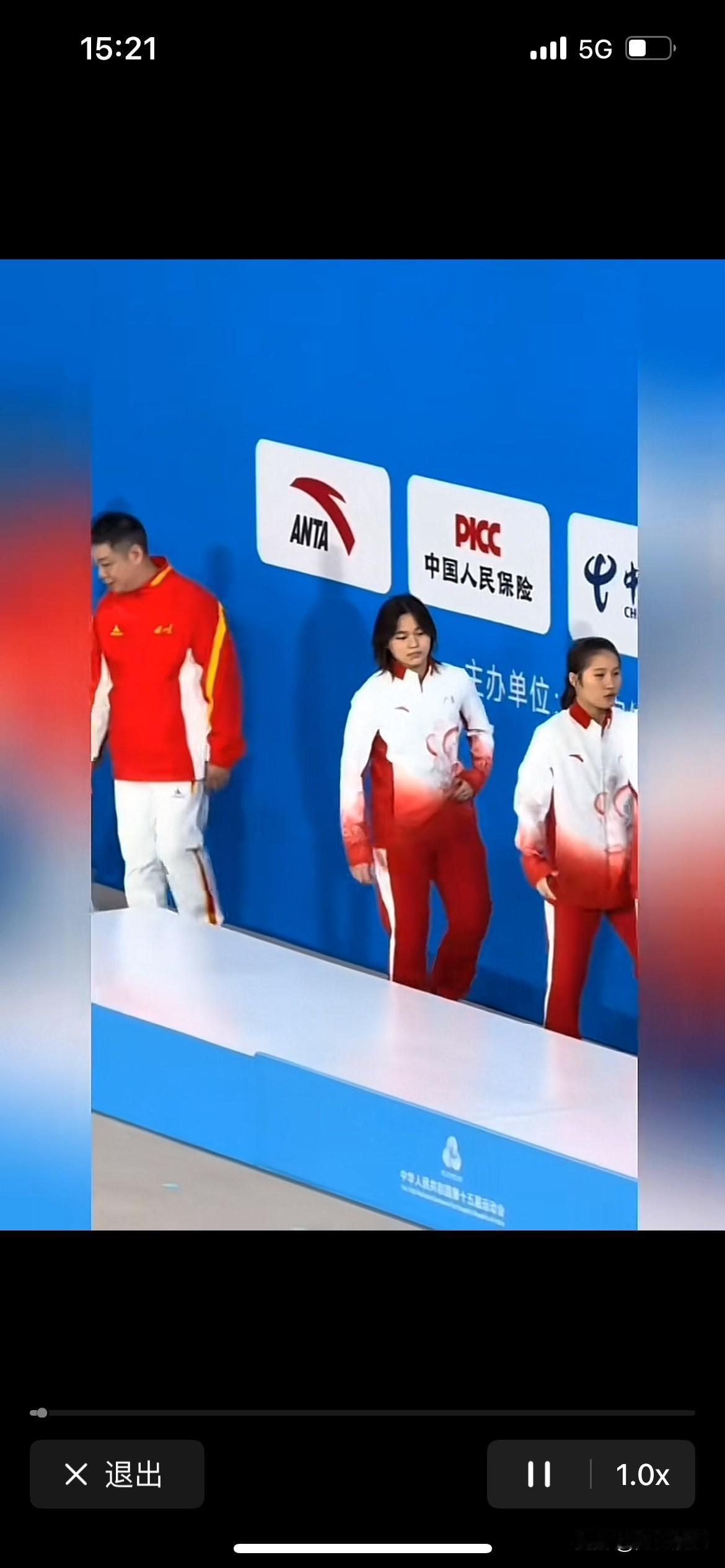 全红婵为什么那么多人喜欢，就算是没有什么文化，她也有修养，领奖时、让出C位，给这